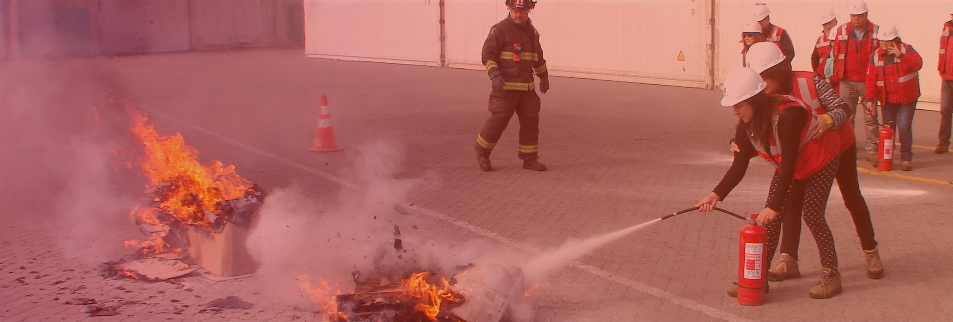 mujer con un extintor manual en ambiente seguro bajo supervicion