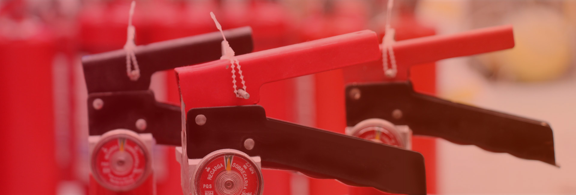 extintores manuales alineados